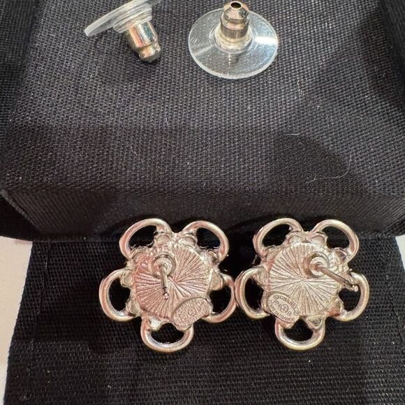 CHANEL STUD EARRINGS METAL AND GLASS PEARLSāSILVER AND PEARLY WHITE - Picture 9 of 9